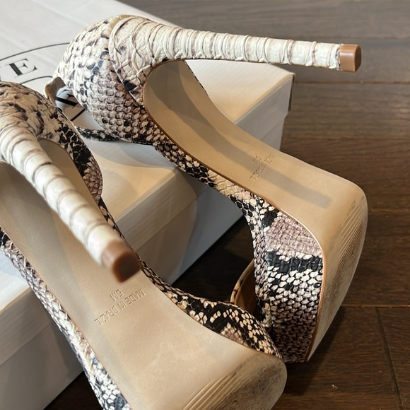Size 5. Steven Madden Starlet Snake platform sandals - Picture 7 of 9